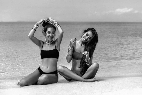 Dwie piękne, wesołe, młode siostry bliźniaczki w bikini — Zdjęcie stockowe