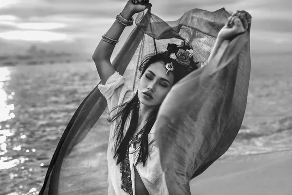 Gün batımında sahilde güzel, genç ve şık bir kadın. — Stok fotoğraf
