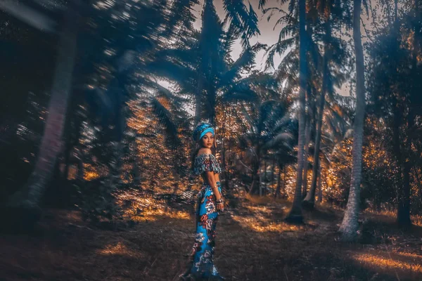 Красивая молодая стильная женщина на тропическом фоне . — стоковое фото