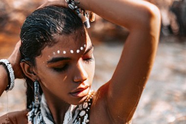 Sahilde güzel, genç bir boho stili kadın. Yakından bir portre.