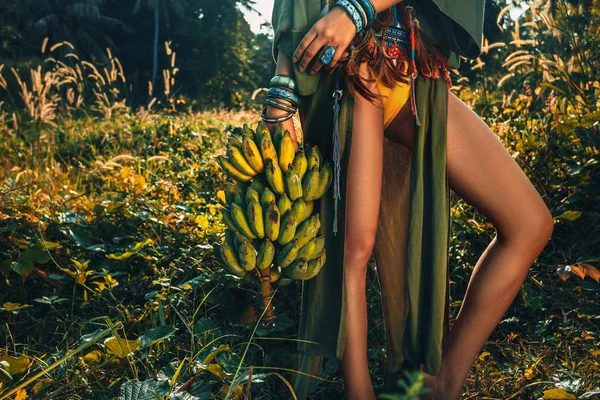 Close Mãos Mulher Com Acessórios Boho Segurando Monte Banans — Fotografia de Stock