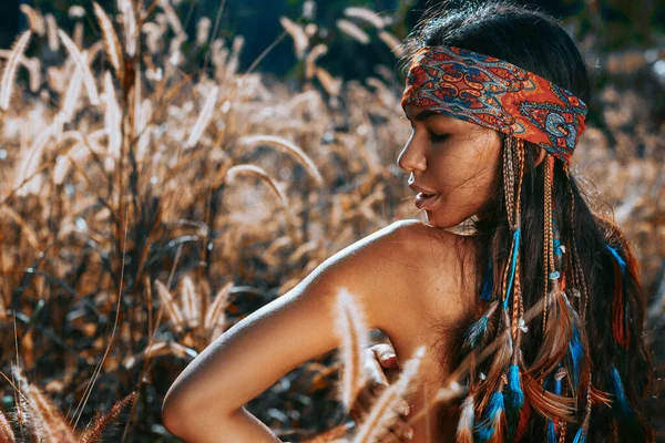Hippi Tarzı Güzel Bir Kadın Gün Batımında Bir Tarlada Portreyi — Stok fotoğraf