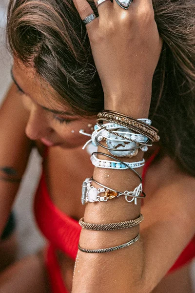 Primer Plano Hermosa Mujer Joven Con Elegantes Accesorios Boho —  Fotos de Stock