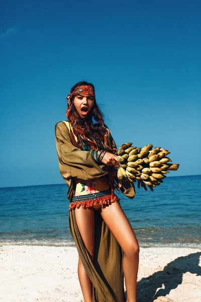 Alegre Joven Elegante Mujer Divertirse Con Montón Bananos Playa — Foto de Stock