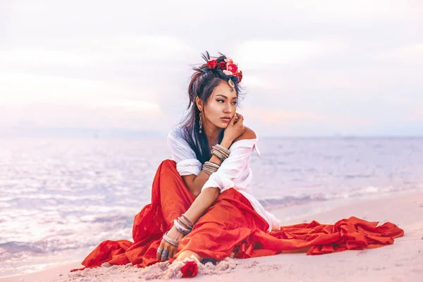 Красива Молода Стильна Бохо Жінка Пляжі Заході Сонця — стокове фото