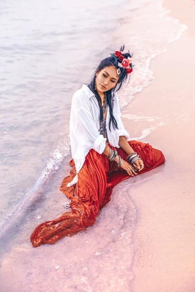 Belle Jeune Femme Boho Élégant Sur Plage Coucher Soleil — Photo