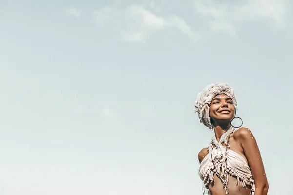 Χαρούμενα Νεαρή Κομψή Γυναίκα Wearimg Τουρμπάνι Στην Παραλία — Φωτογραφία Αρχείου