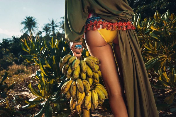 Nahaufnahme Von Frauenhänden Mit Boho Accessoires Die Ein Bündel Bananen — Stockfoto