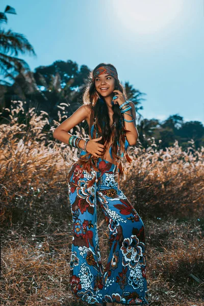 Hermosa Joven Hippie Estilo Mujer Cerca Retrato Atardecer Campo — Foto de Stock