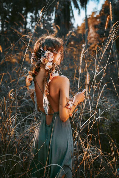 Jovem Terna Mulher Campo Pôr Sol Retrato — Fotografia de Stock