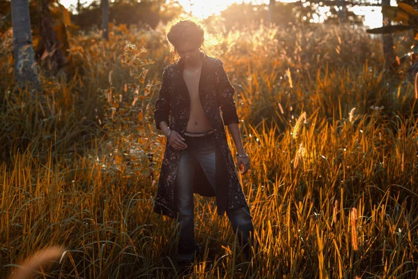 Mujer Joven Elegante Con Silueta Abrigo Aire Libre Atardecer — Foto de Stock