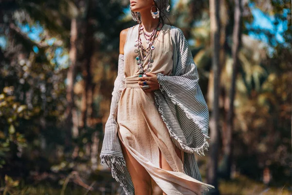 Gün Batımında Bir Tarlada Yürüyen Boho Elbiseli Güzel Genç Şık — Stok fotoğraf