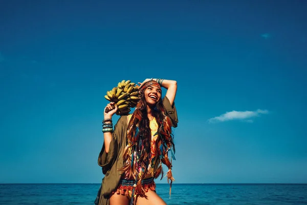 Allegra Giovane Donna Elegante Divertirsi Con Mazzo Banani Sulla Spiaggia — Foto Stock