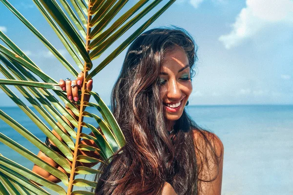 Piękna Młoda Wesoła Kobieta Plaży Liściem Palmy — Zdjęcie stockowe