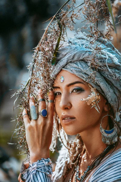 Bela Jovem Mulher Elegante Vestindo Turbante Livre Retrato — Fotografia de Stock