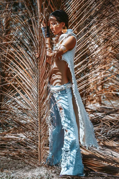 Kuru Palmiye Yapraklarının Arkasında Poz Veren Genç Güzel Bir Kadın — Stok fotoğraf