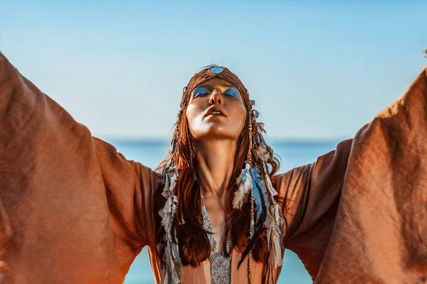 Schöne Junge Frau Stammeskostüm Freien Porträt Bei Sonnenuntergang — Stockfoto