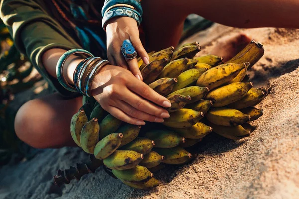 Nahaufnahme Von Frauenhänden Mit Boho Accessoires Die Einen Bund Bananen — Stockfoto