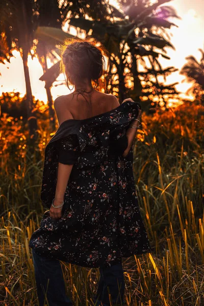 Jeune Femme Élégante Portant Une Silhouette Manteau Extérieur Coucher Soleil — Photo
