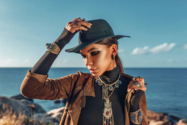 Schöne Junge Modische Frau Porträt Trägt Hut Bei Sonnenuntergang — Stockfoto