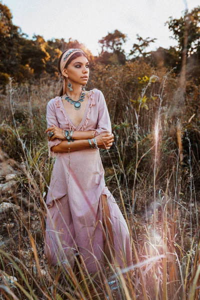 Piękna Młoda Modna Kobieta Sukience Polu Zachodzie Słońca — Zdjęcie stockowe