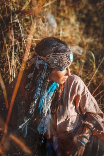 Hermosa Mujer Joven Elegante Campo Atardecer Princesa Tribal Oriental —  Fotos de Stock