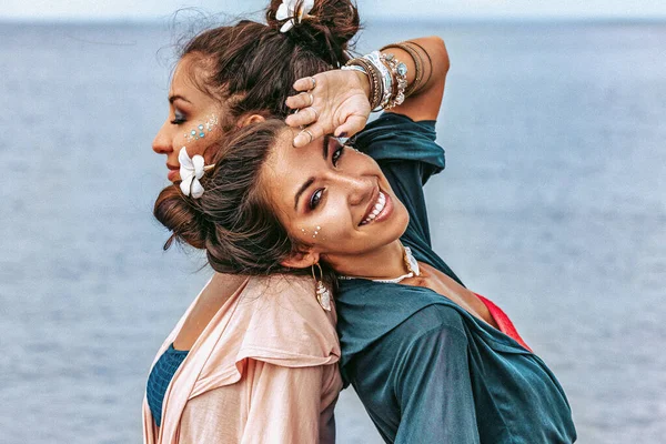 Due Belle Giovani Donne Eleganti Sorelle Gemelle Divertirsi Sulla Spiaggia — Foto Stock