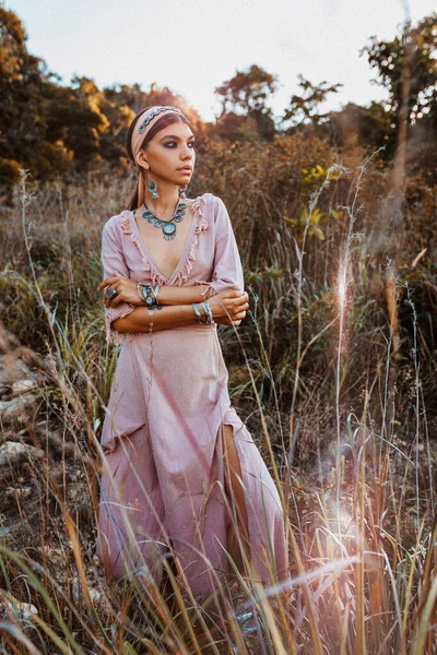 Gün Batımında Sahada Giyinmiş Güzel Genç Şık Bir Kadın — Stok fotoğraf