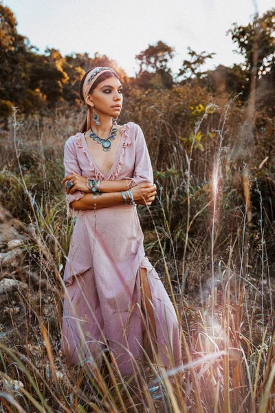 Bela Jovem Mulher Moda Vestido Campo Pôr Sol — Fotografia de Stock