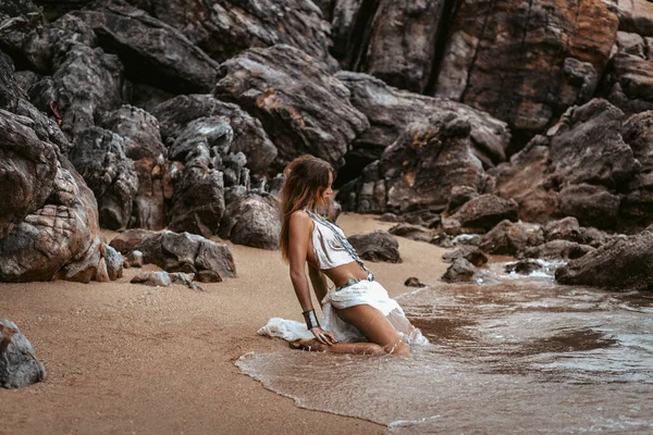 Mulher Bonita Estilo Boho Jovem Sentado Sobre Pedras Praia — Fotografia de Stock