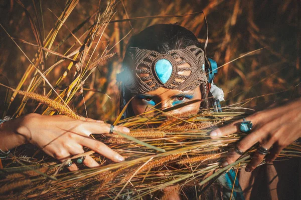 Wanita Cantik Bergaya Muda Lapangan Saat Matahari Terbenam Putri Suku — Stok Foto