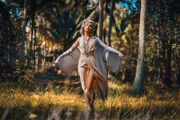 Belle Jeune Femme Élégante Dans Turban Marche Sur Terrain — Photo