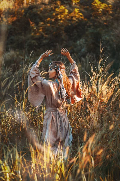 Mulher Bonita Elegante Campo Pôr Sol Oriental Princesa Tribal — Fotografia de Stock