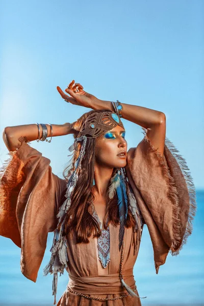 Mooie Jonge Vrouw Tribal Kostuum Buiten Portret Bij Zonsondergang — Stockfoto