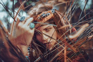 Güzel genç boho çingene tarzı kadın açık hava portresi