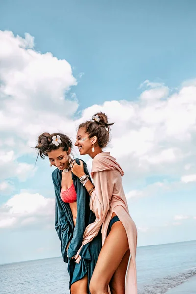 两个年轻貌美的孪生姐妹在海滩上玩得很开心 — 图库照片