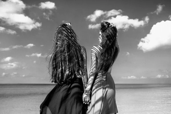 Δύο Όμορφες Νεαρές Γυναίκες Κομψά Φορέματα Στην Παραλία — Φωτογραφία Αρχείου