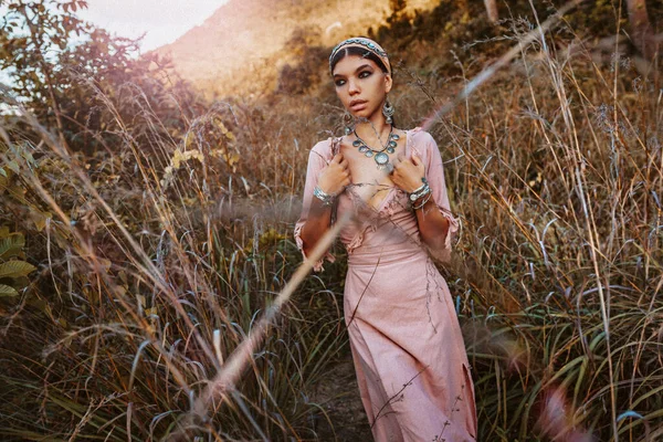 Hermosa Joven Mujer Moda Vestido Campo Atardecer — Foto de Stock