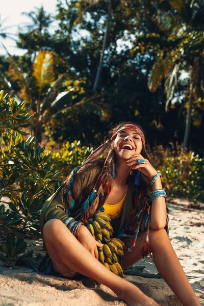 Χαρούμενη Νεαρή Κομψή Γυναίκα Ένα Μάτσο Μπανάνες Στο Ηλιοβασίλεμα — Φωτογραφία Αρχείου