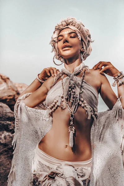 Radosna Młoda Stylowa Kobieta Nosząca Turban Plaży — Zdjęcie stockowe