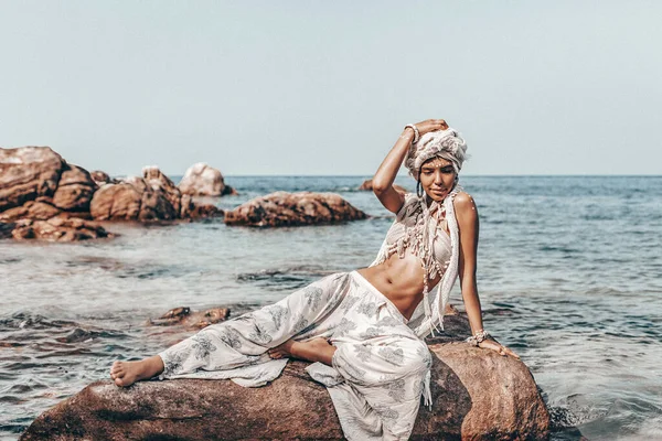 Allegra Giovane Donna Elegante Indossa Turbante Sulla Spiaggia — Foto Stock