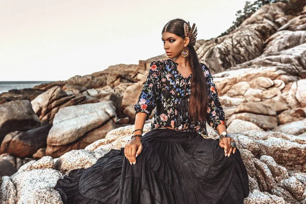 Hermosa Joven Mujer Moda Las Rocas Atardecer — Foto de Stock