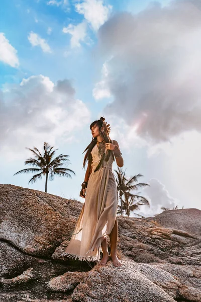 Schöne Junge Stilvolle Frau Elegantem Kleid Freien Bei Sonnenuntergang — Stockfoto