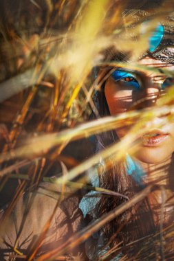 türban lı açık havada portre giyen güzel genç şık kadın