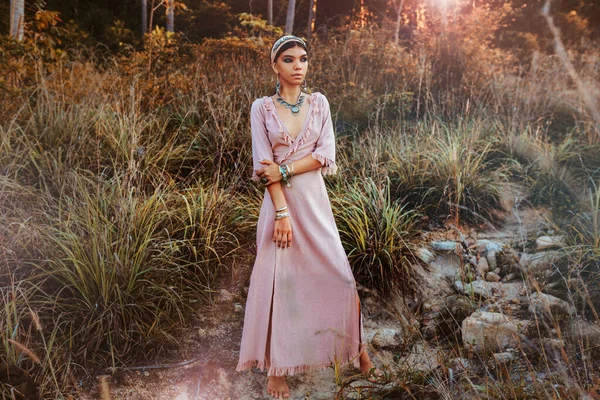 Красива Молода Модна Жінка Одязі Полі Заході Сонця — стокове фото