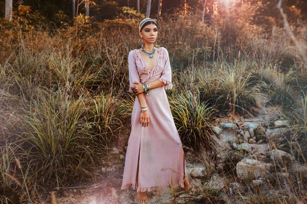 Hermosa Joven Mujer Moda Vestido Campo Atardecer — Foto de Stock