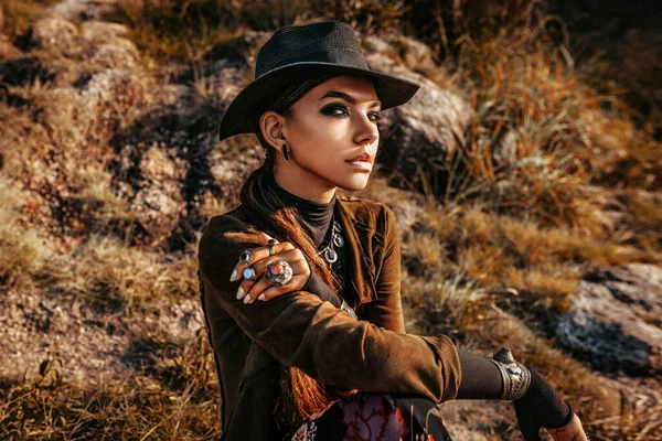 Hermosa Joven Mujer Moda Aire Libre Atardecer — Foto de Stock