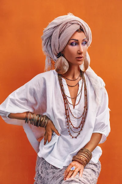Schöne Junge Stilvolle Frau Mit Boho Accessoires Porträt Auf Orangefarbenem — Stockfoto