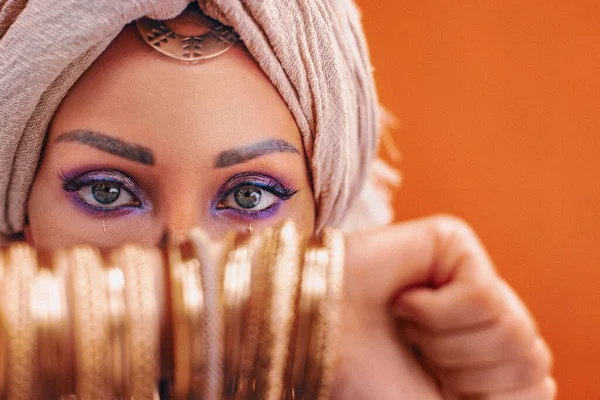 Hermosa Mujer Joven Elegante Con Accesorios Boho Retrato Sobre Fondo — Foto de Stock