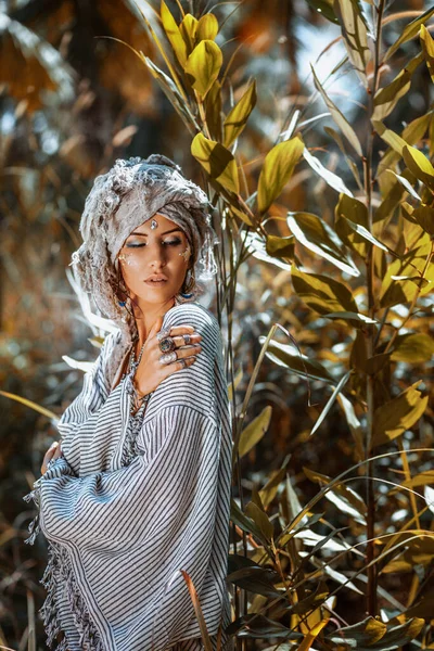 Schöne Junge Stilvolle Frau Trägt Turban Freien Porträt — Stockfoto
